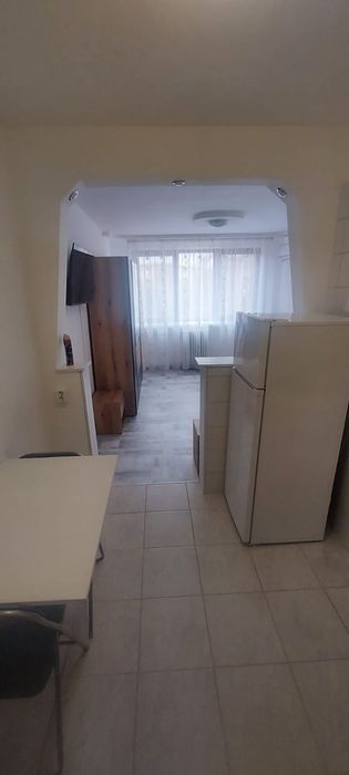 Vand camera de camin in fata liceului de Chimie