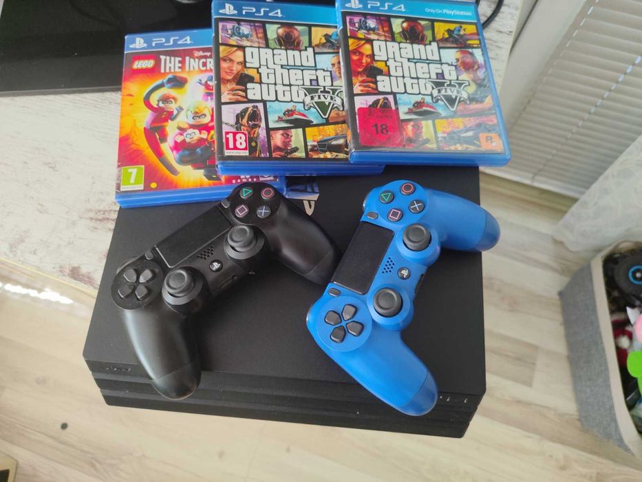 Sony PlayStation 4 Pro 1TB + 2 оригинални DualShock 4 контролера + 3 игри