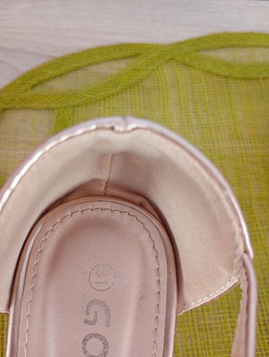 Pantofi fetite aurii