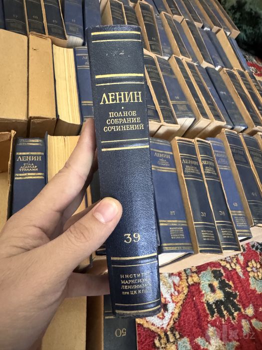 Книги Ленина на русском и узбекском языках