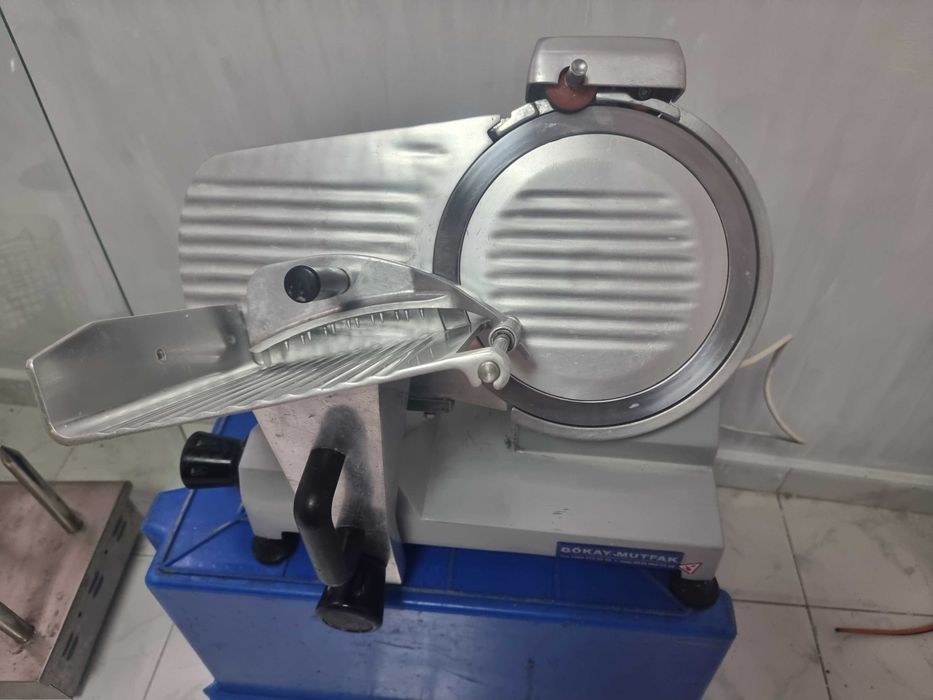 Електрическа колбасорезачка