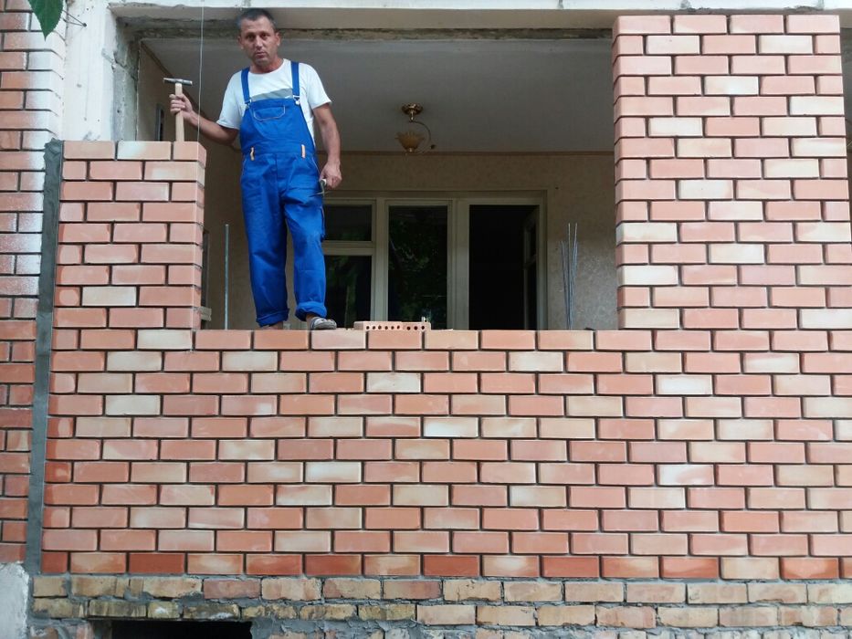 Кладка кирпича на балкон