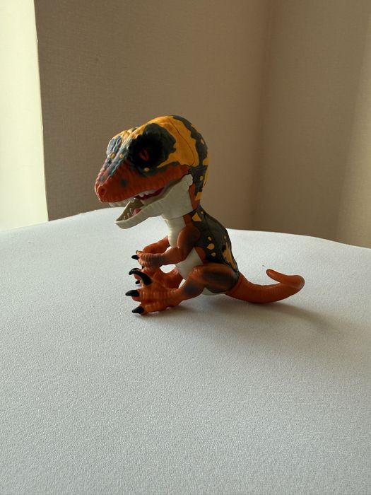 Динозавр игрушечный