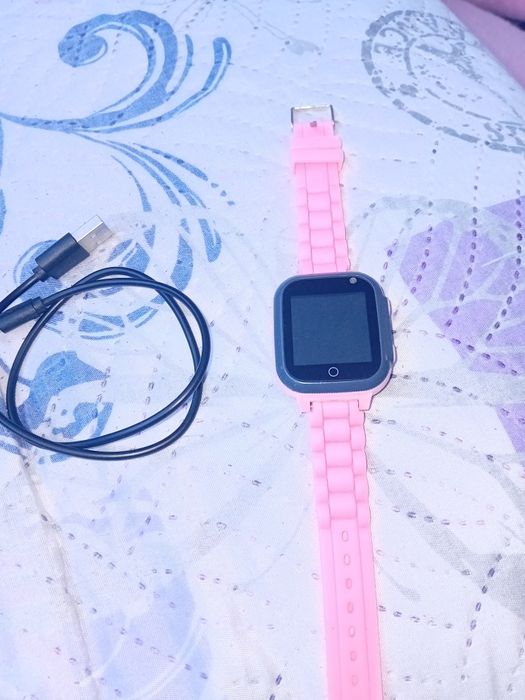 Продавам децки часовник