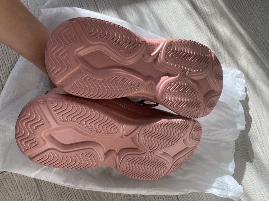 Кроссовки женские