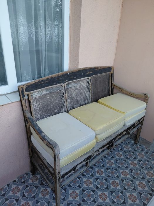 Градинска дървена пейка