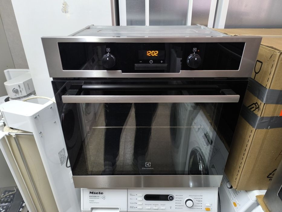 Фурна Electolux EOB5450AOX - 76 литра . Плавно затваряне на вратата.