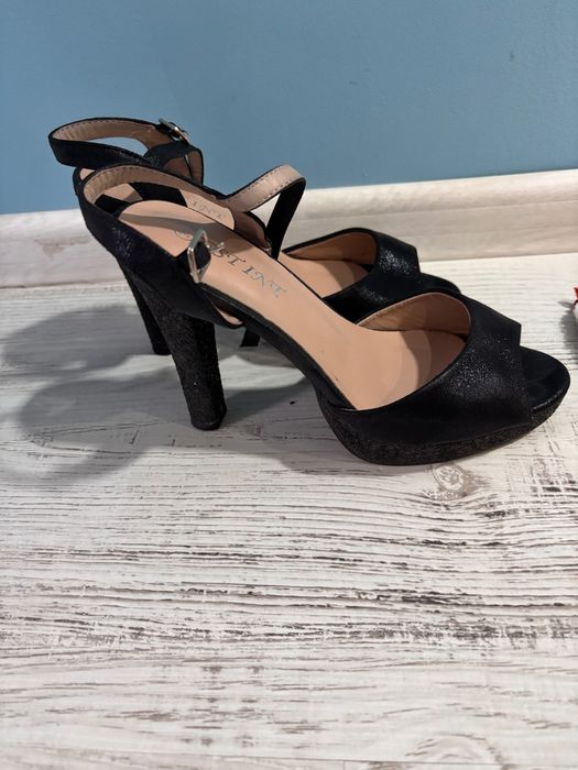 Елегантни високи обувки