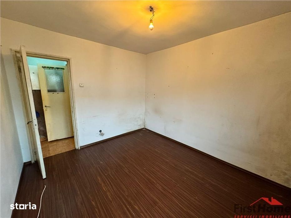 2 camere, zona sud, etaj 3\/4, izolat, termopan (necesita renovare)