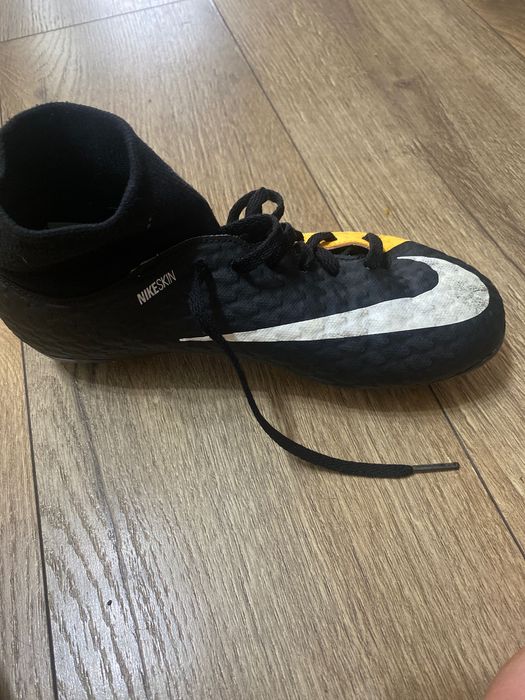 Футболни бутонки