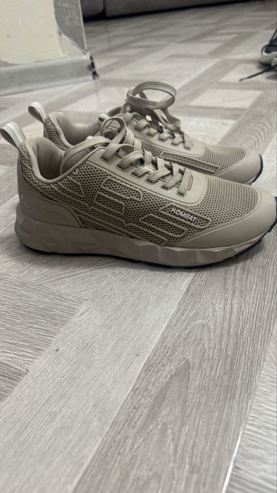 Продам кроссовки EA7