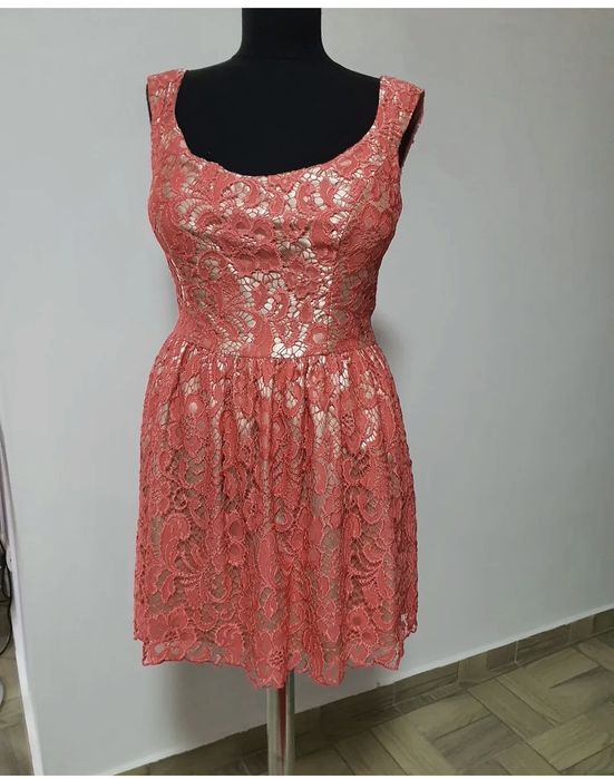 Rochie corai dantela, model baby doll, prezinta captuseala contrastanta