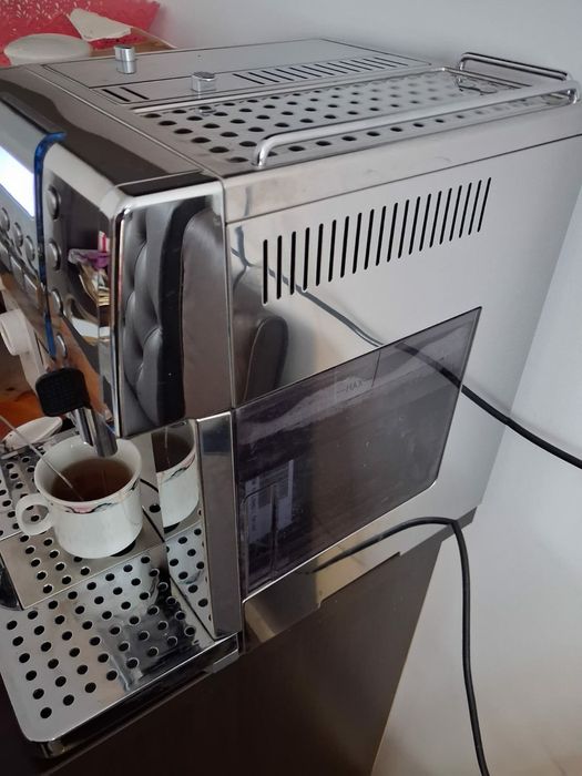 Vând expresor Delonghi aproape nou recent adus