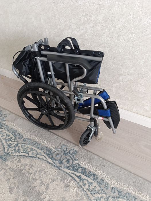 Складная компактная инвалидная коляска