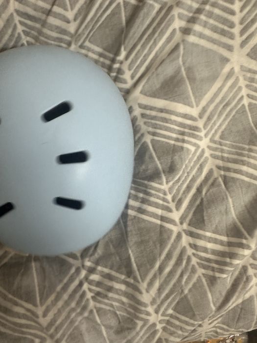 Каска за ски лека и удобна