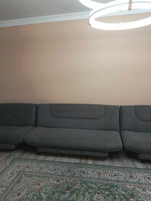 Продам диван с двумя креслами
