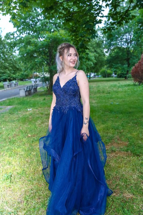 Продавам балната си рокля заедно с обувки и чанта