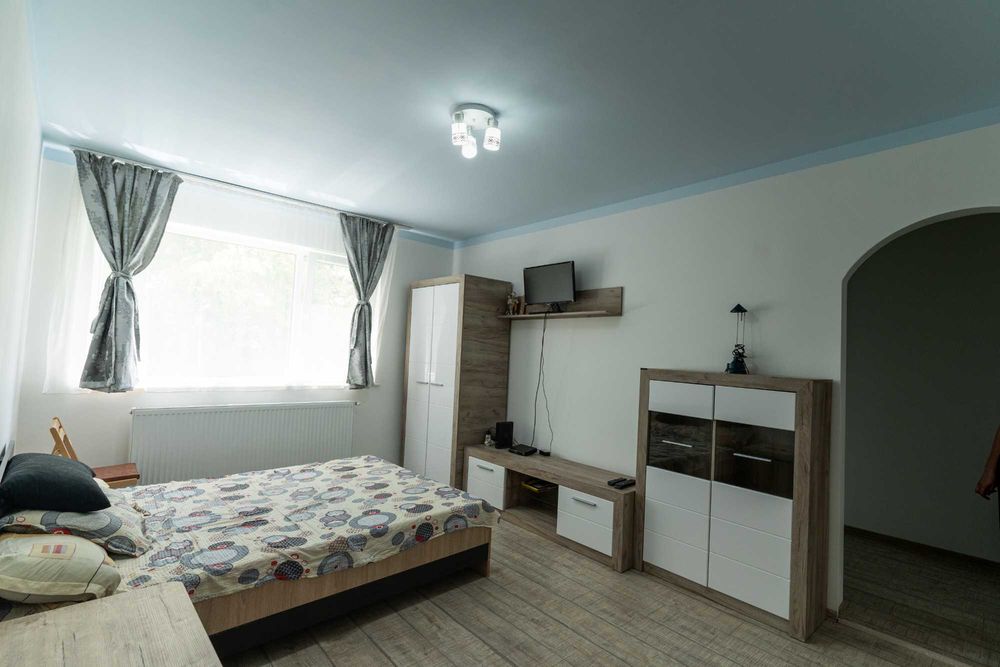 Inchiriez apartament 2 camere, langa piata centrala, renovat complet, aer conditionat