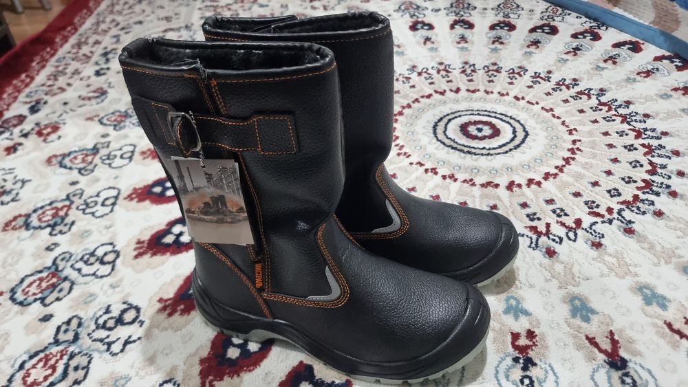 Продам спец ботинка