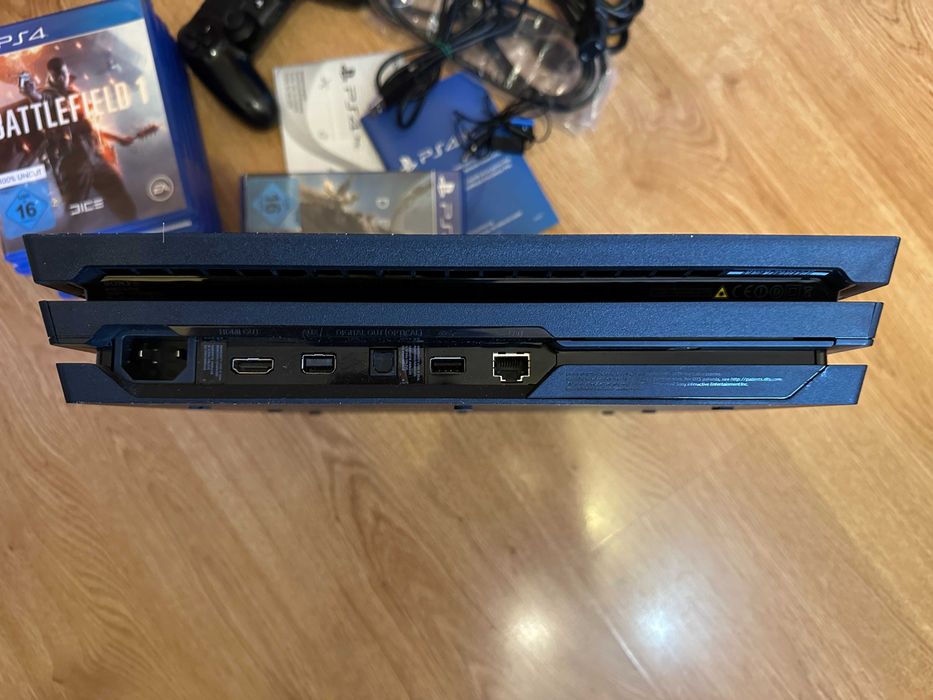 PlayStation 4 PRO 1TB, джойстик, оригинална опаковка и 8 игри