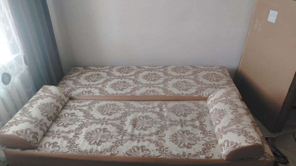 Удобная софа (диван) с подушками