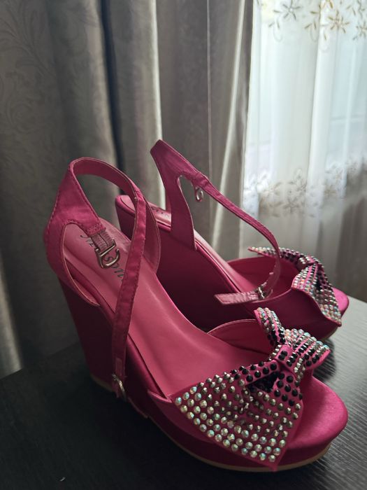 Продам новые босоножки на платформе