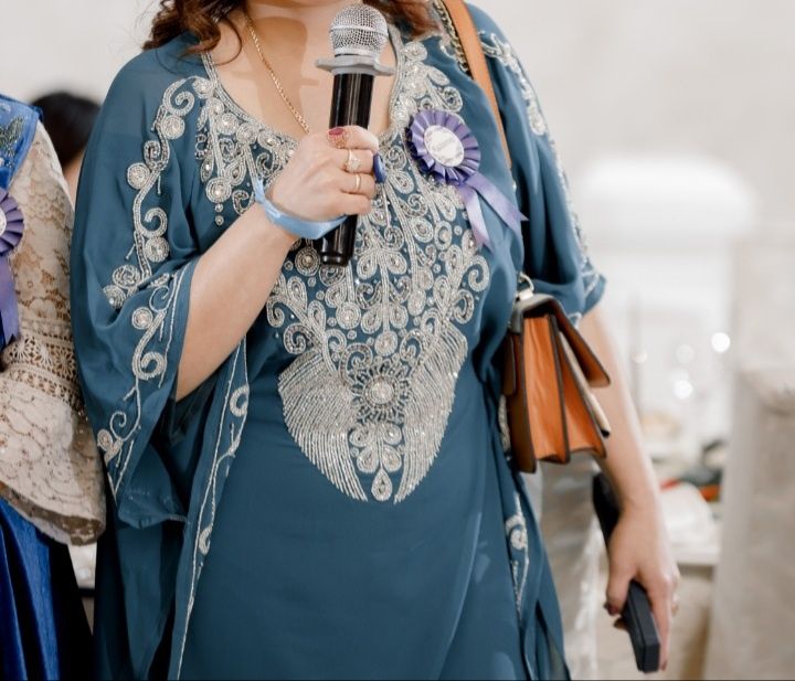 Продам  вечерние  платья с камнями