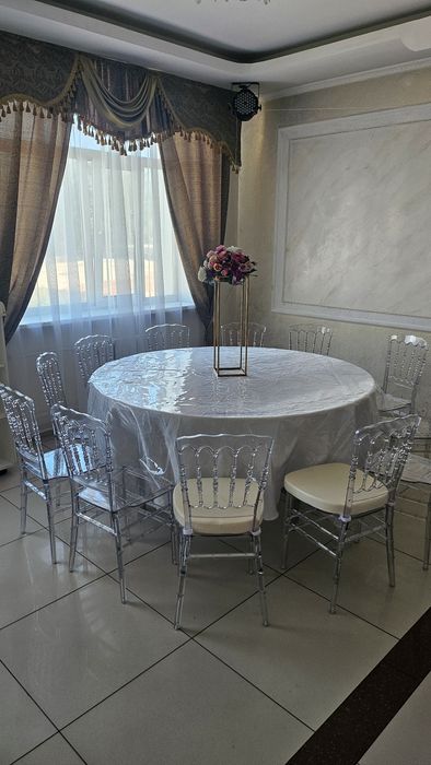 Столы круглые и стулья