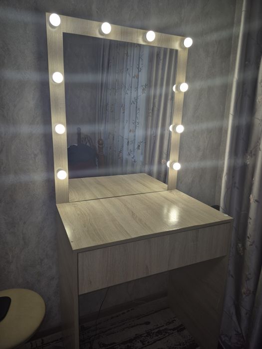 Продам стол визажиста