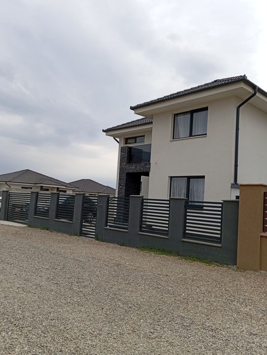 Casă cu etaj 4 camere , zona Oncea.