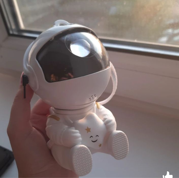 Продам ночник космонавт.