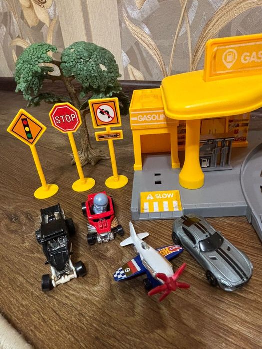 Набор игрушек Hot Wheels (заправка, трассы, машинки)