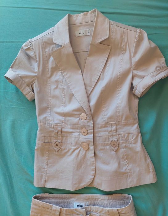 Costum damă compus din sacou mânecă scurtă şi pantaloni