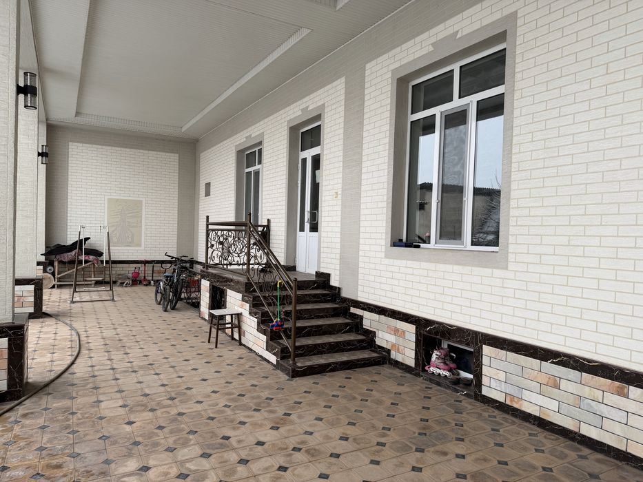 Уй сотилади 8 сотих. 7 та хона. Пишган гиштдан курилган. Падвали бор.