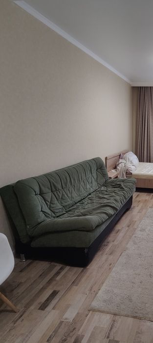 Диван для дома старый