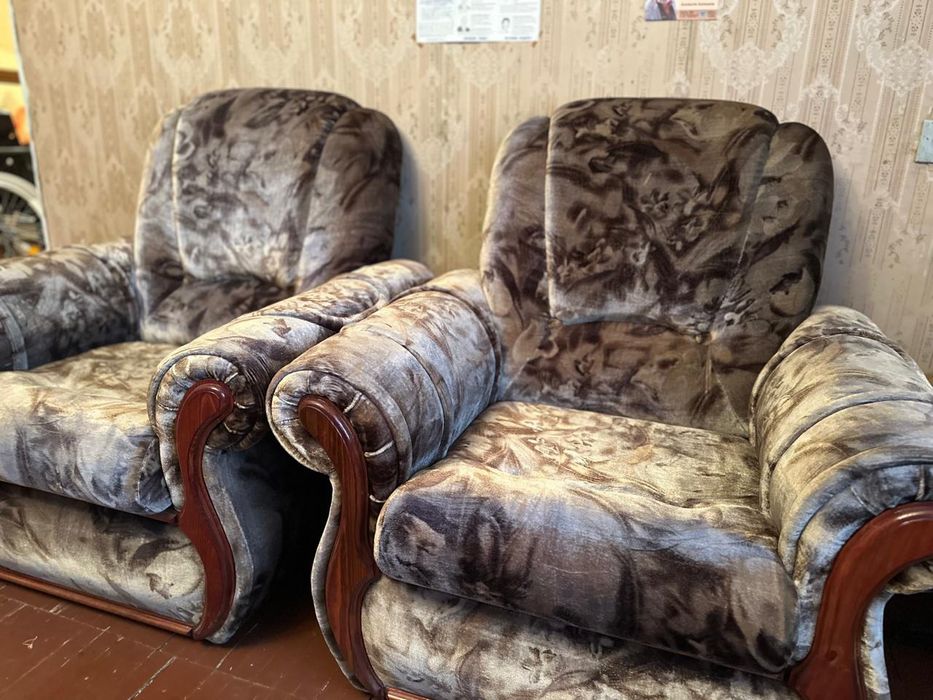 Продам диван и два кресла