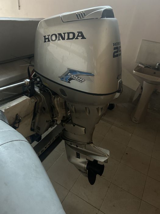 Продавам лодка риб LOMAC с двигател хонда