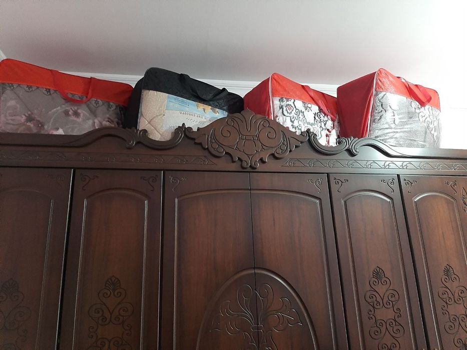 12tali stul  stol  shkaf kamod va 2ta pinal sotiladi holati yangi 6oy