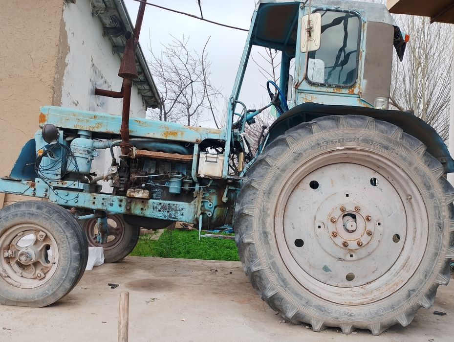 Traktor sotiladi T28