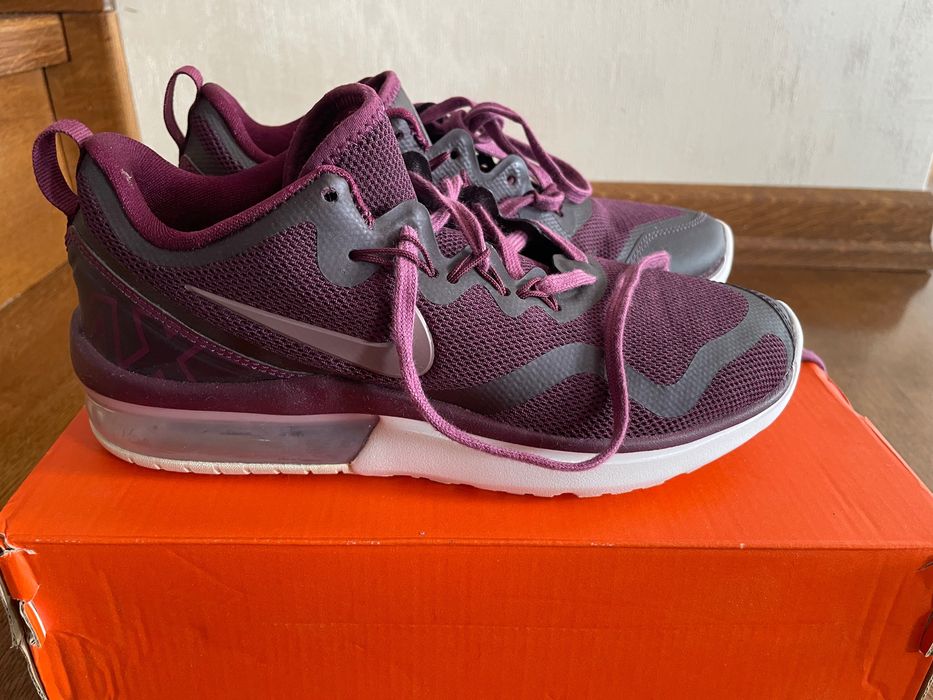 Adidas damă Nike AIRMAX