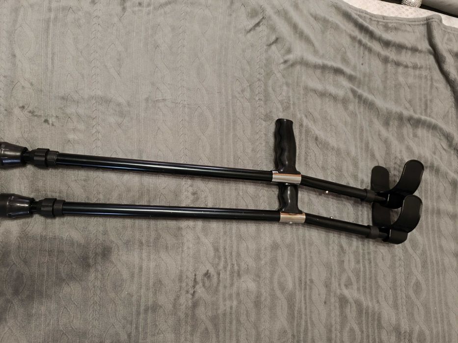 Брейс для коленного сустава, костыли