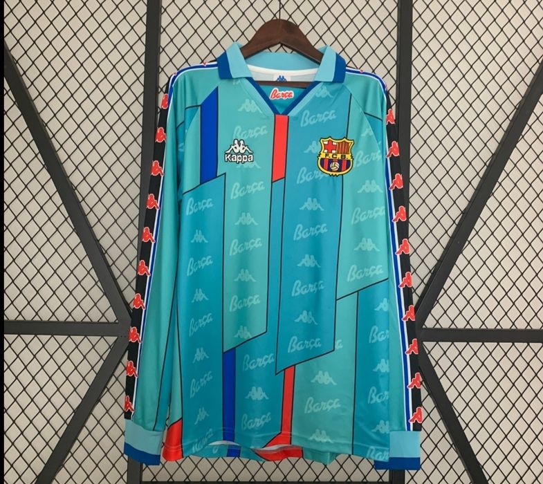 Bluze de fotbal cu diferite echipe