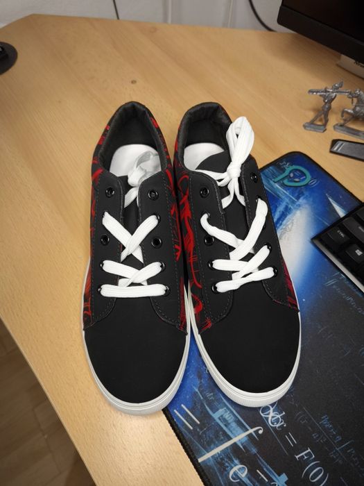 Vând o pereche de teniși