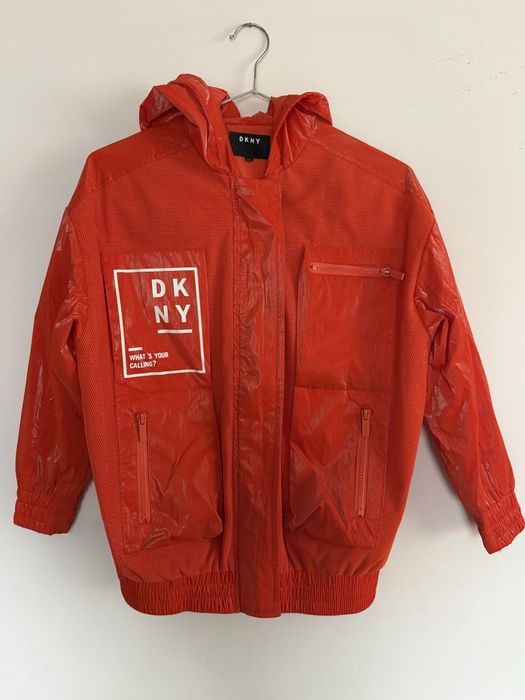 Яке за момиче DKNY