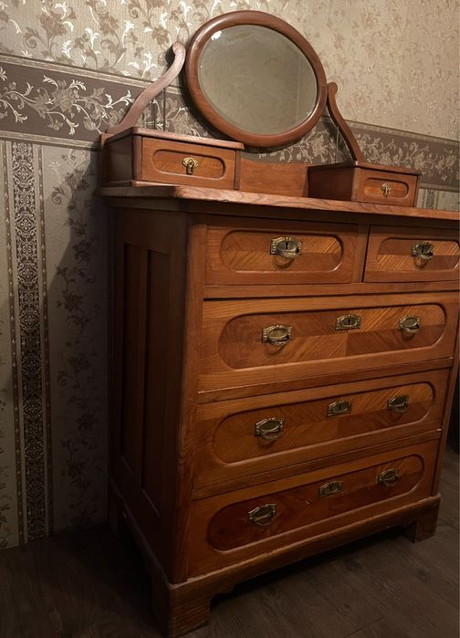 Масивен старинен скрин