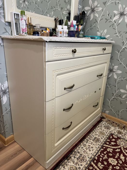 Комод с зеркалом