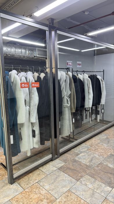 Бутик с товаром в центре города