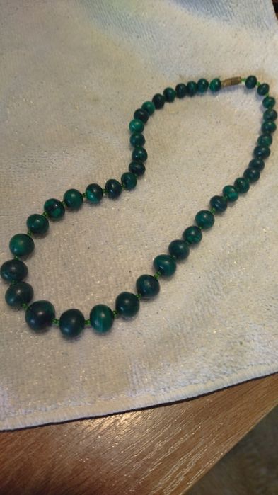 Малахитовые бусы женские
