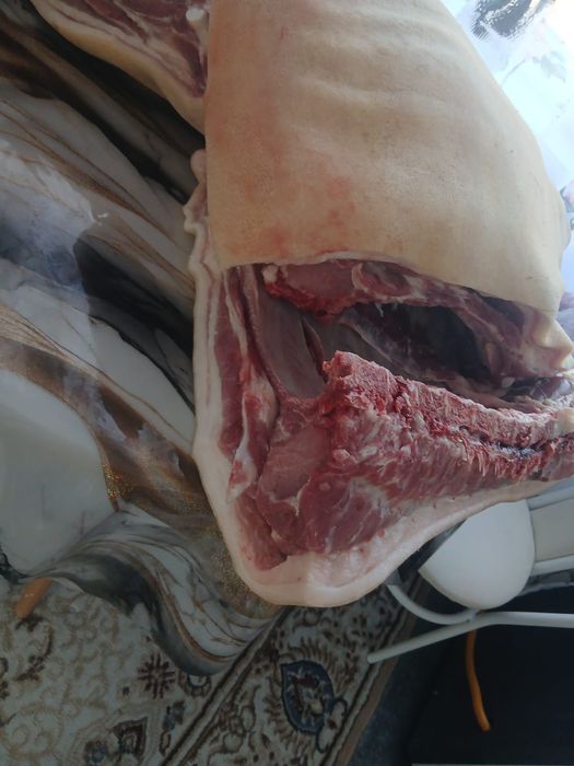 В продаже домашнее  мясо свинины
