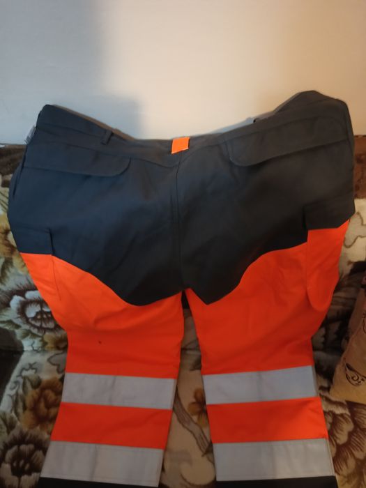 Vând pantaloni de lucru mărimea 66